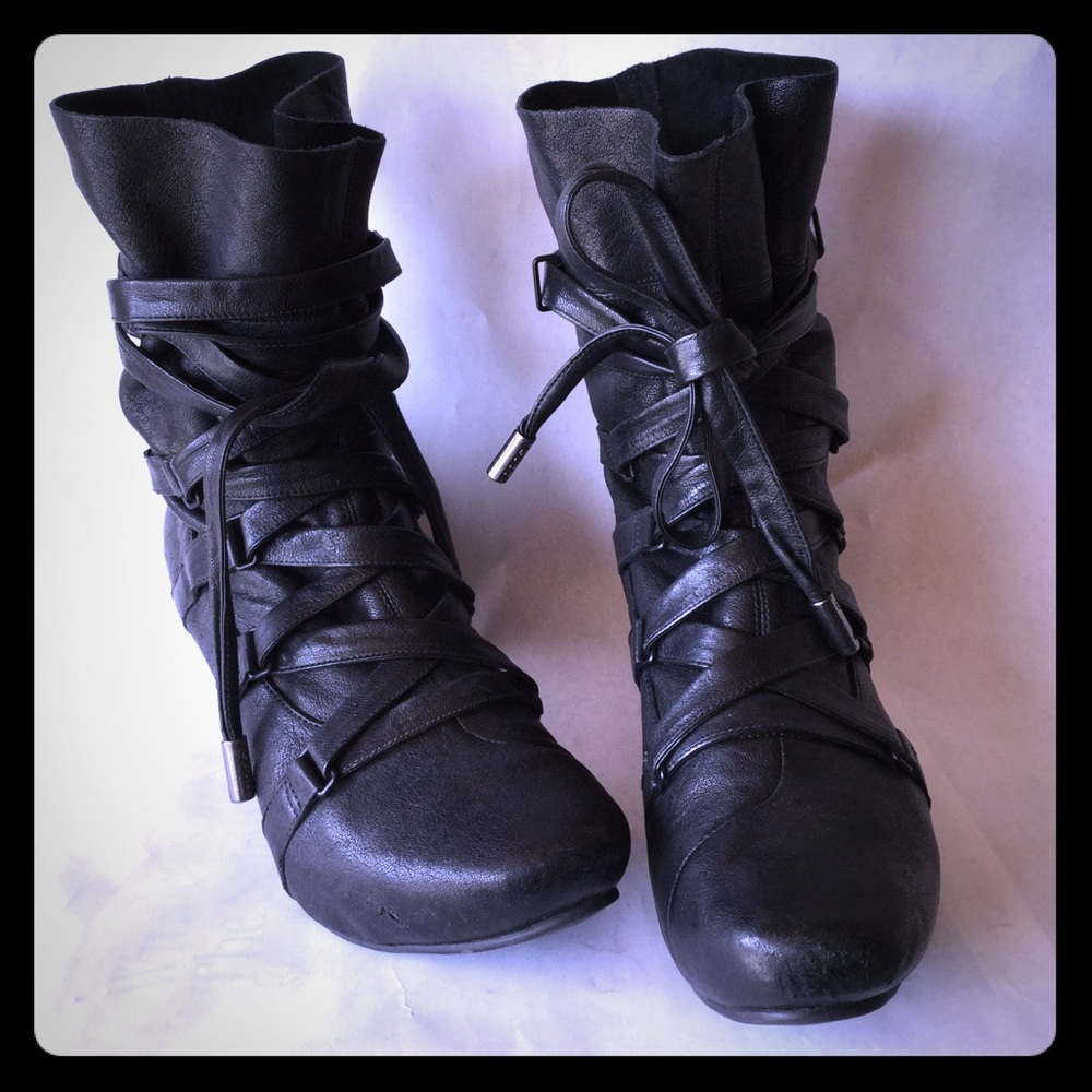 Tsubo bootie. Black leather strappy 2” heel